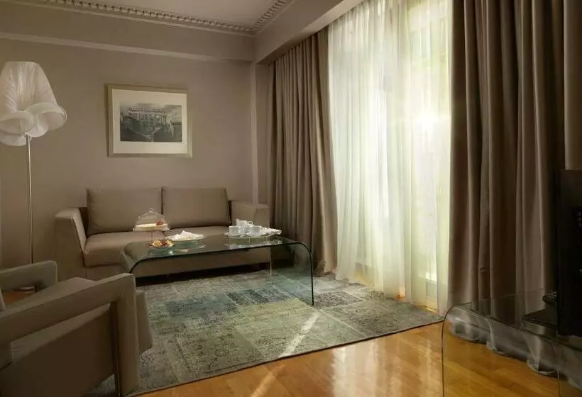 سوئیت دولوکس با چشم‌انداز, Njv Athens Plaza