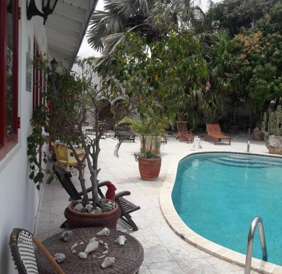 سوییت جونیور با چشمانداز استخر, Harmony Hotel Hostel