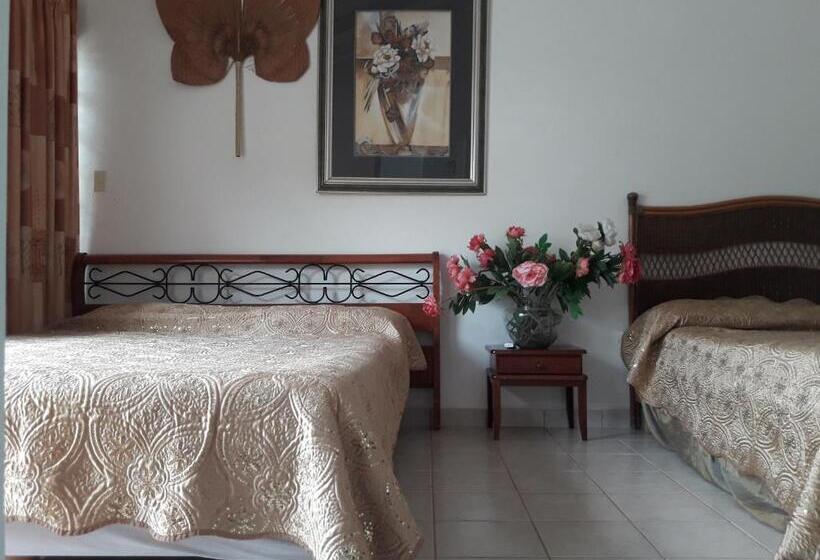 سوییت جونیور با چشمانداز استخر, Harmony Hotel Hostel