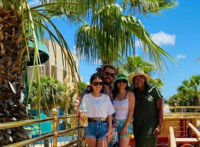 سوییت جونیور با چشمانداز استخر, Harmony Hotel Hostel