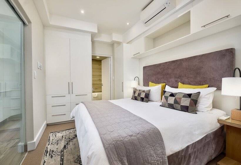 דירת חדר, Regency Apartment