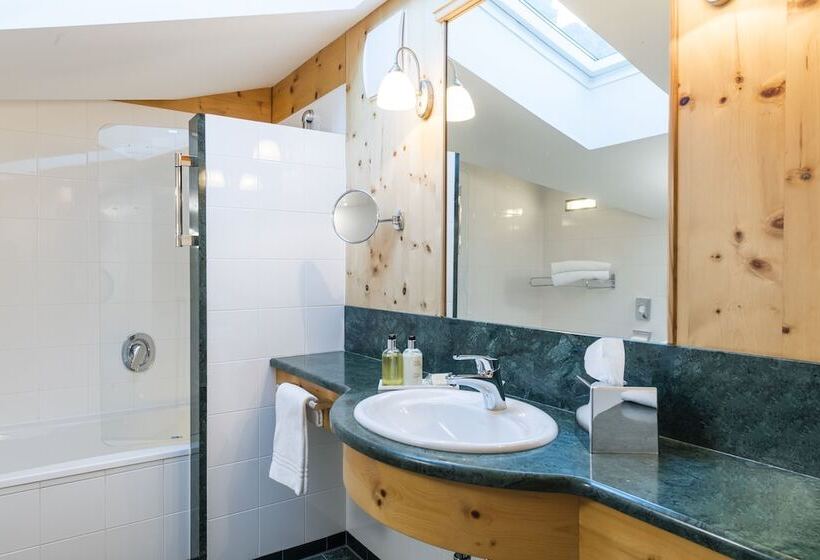 수피리어 룸, Angelo Engel