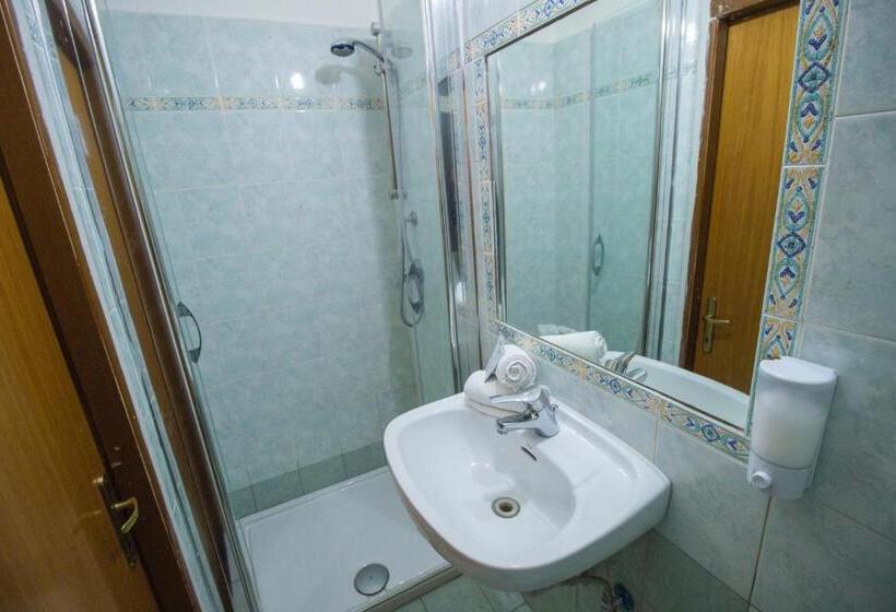 חדר סטנדרט לשלושה, Aquarium Termini