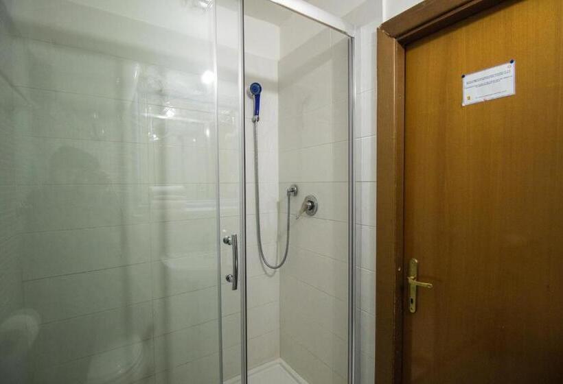 חדר משפחתי, Aquarium Termini