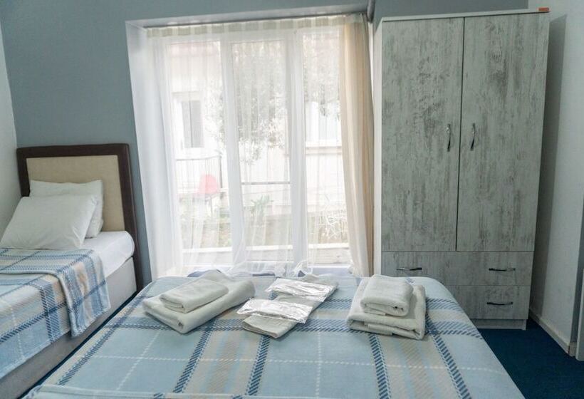 غرفة قياسية ثلاثية, Lacivert