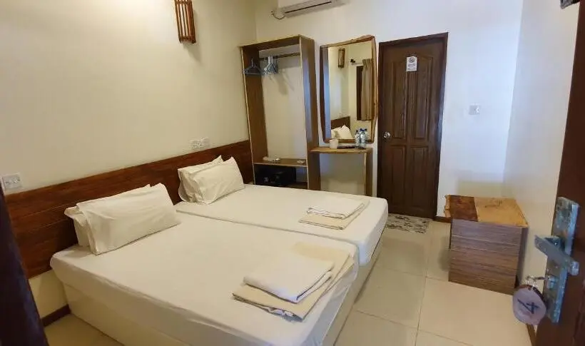 اتاق اکونومی, Surf Deck