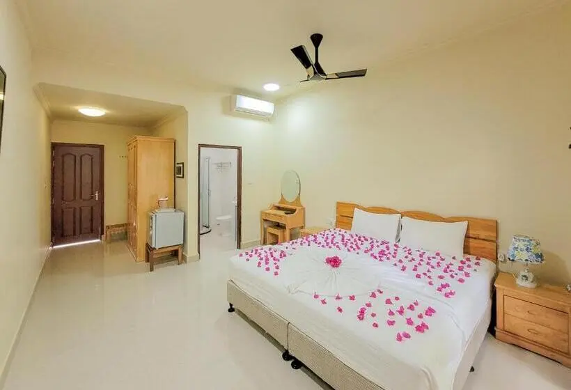 اتاق ساده سه‌ نفره, Sunrise Inn