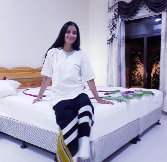 اتاق ساده سه نفره, Sunrise Inn