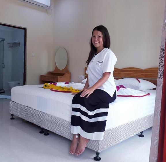 اتاق ساده سه نفره, Sunrise Inn