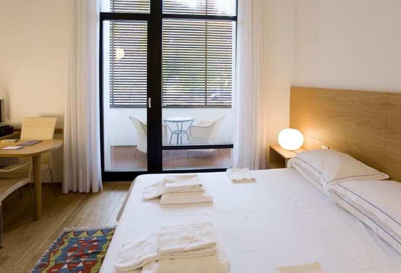 스탠다드 룸, Emilia