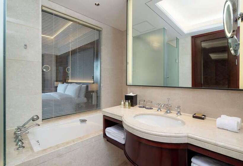 Deluxe Room King Size Bed, Hilton Milan