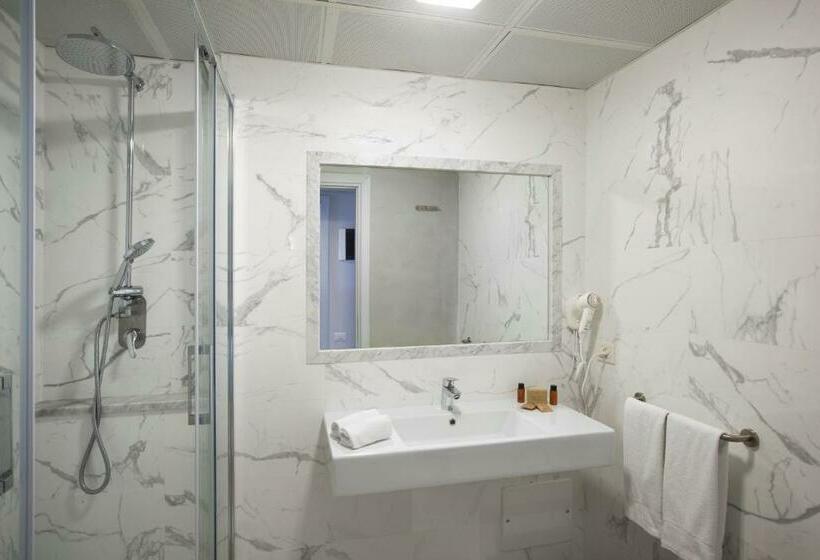 חדר משפחתי, Is Molas Resort