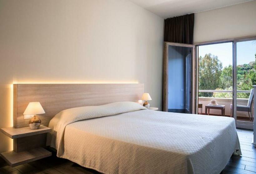 חדר משפחתי, Is Molas Resort