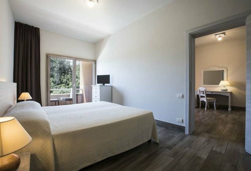 חדר משפחתי, Is Molas Resort