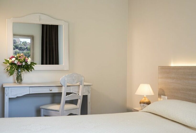 חדר משפחתי, Is Molas Resort