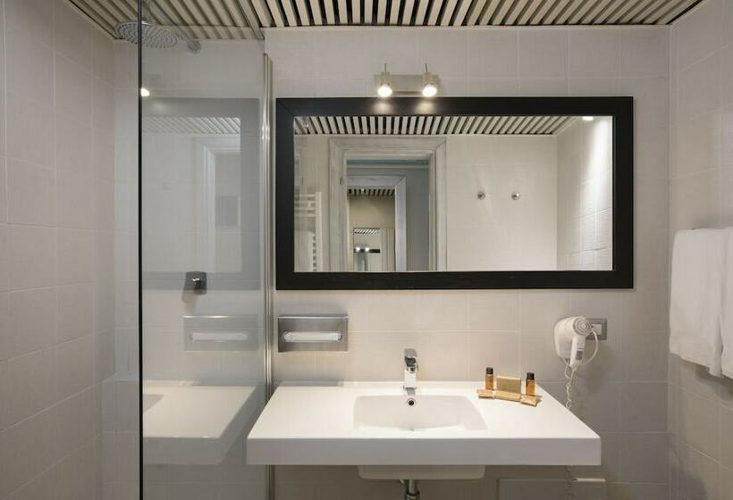 חדר משפחתי, Is Molas Resort