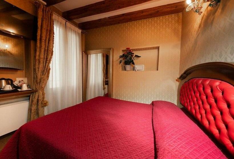 اتاق کلاسیک, San Moise