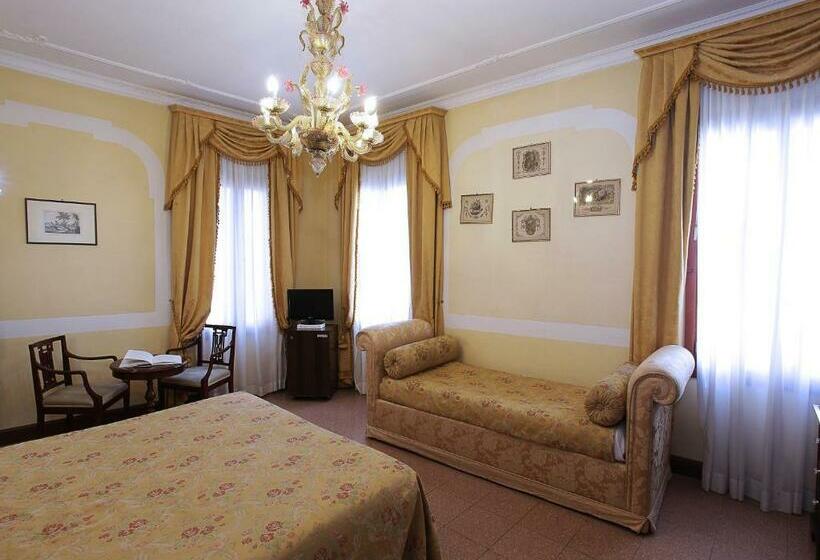 اتاق کلاسیک سه تخته, San Moise