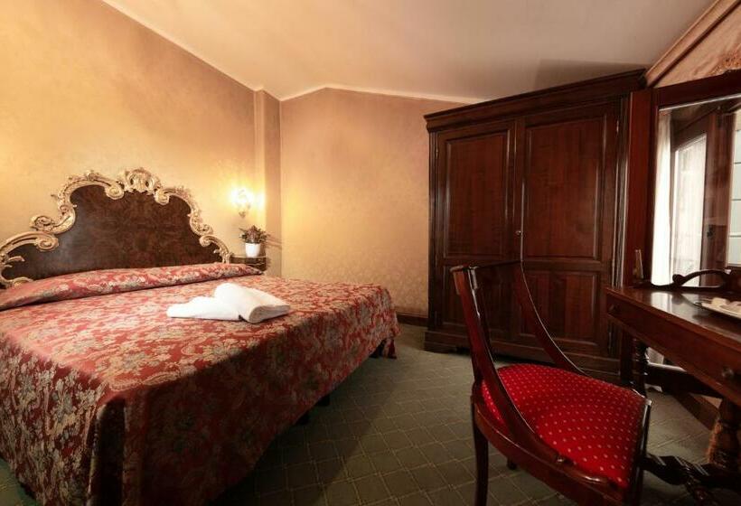 اتاق سوپریور, San Moise