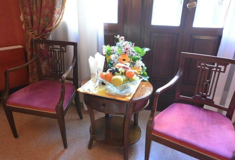 اتاق لوکس با چشم‌انداز, San Moise