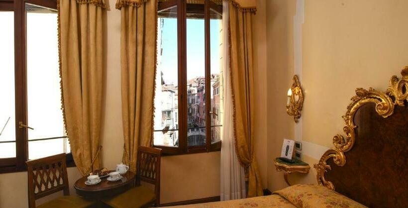 اتاق لوکس با چشم‌انداز, San Moise