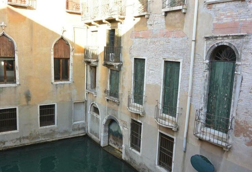 اتاق لوکس با چشم‌انداز, San Moise