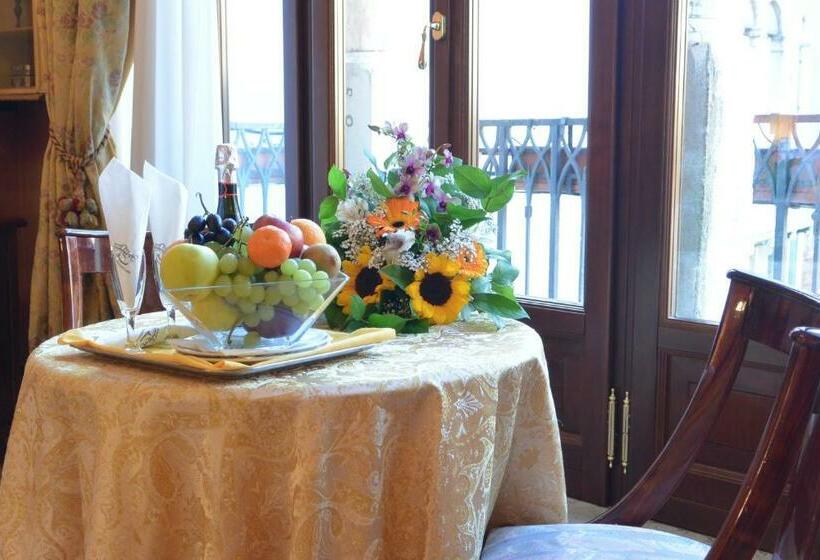 اتاق لوکس با چشم‌انداز, San Moise