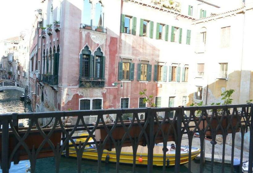 اتاق لوکس با چشم‌انداز, San Moise