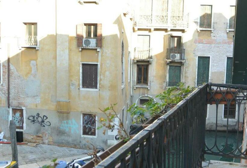 اتاق لوکس با چشم‌انداز, San Moise