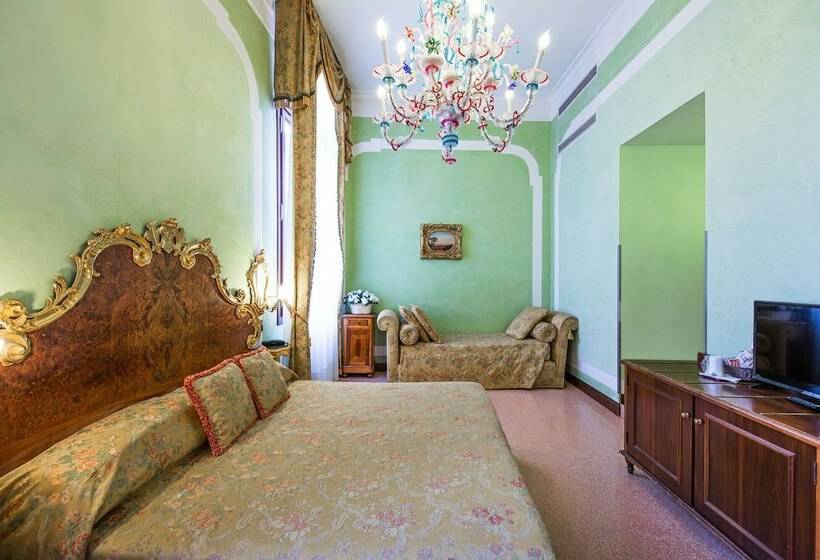 اتاق لوکس با چشم‌انداز, San Moise