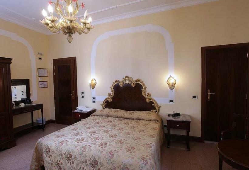 اتاق خانوادگی, San Moise