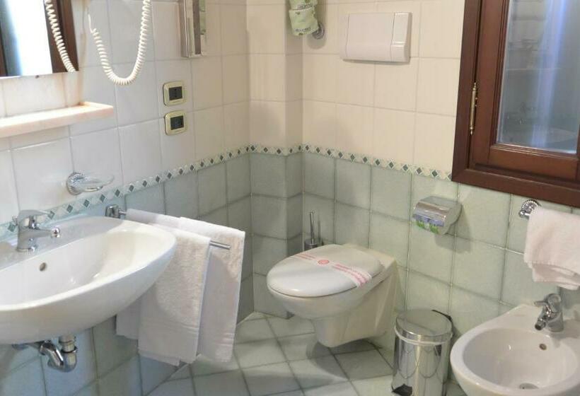 اتاق خانوادگی, San Moise