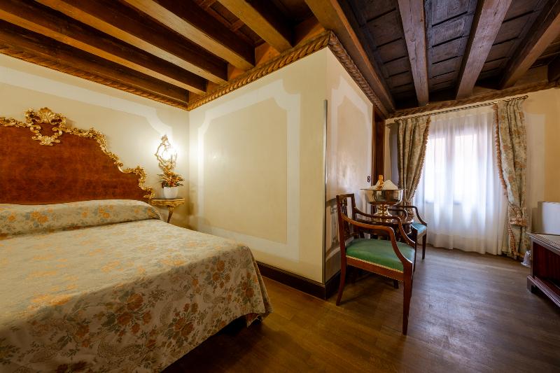 اتاق سوپریور, San Moise