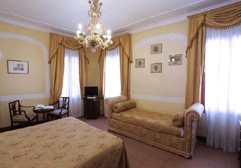 اتاق خانوادگی, San Moise