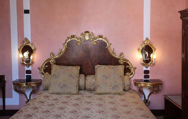 اتاق کلاسیک, San Moise