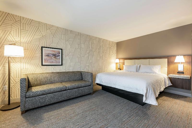 キングサイズベッドのスタンダードルーム, Hampton Inn & Suites Charlottetown