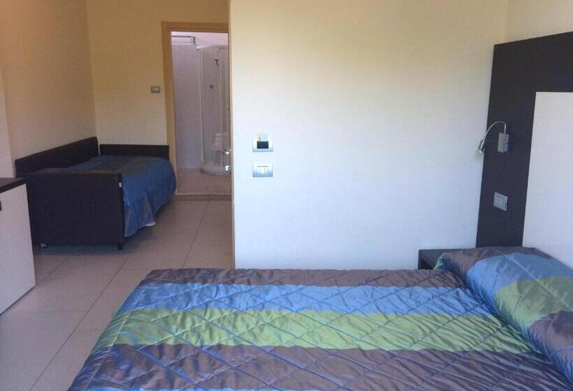 חדר סטנדרט לשלושה, Ricchi