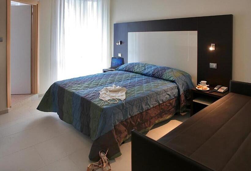 חדר סטנדרט לשלושה, Ricchi