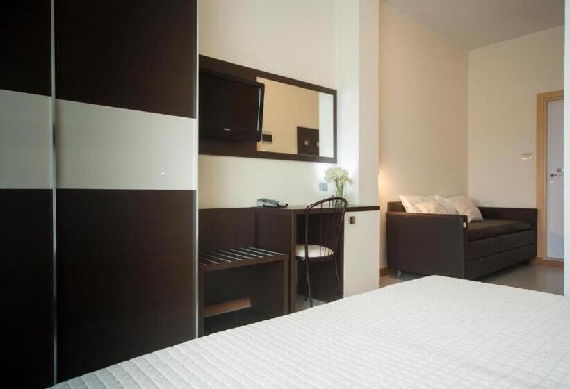 חדר סטנדרט לשלושה, Ricchi