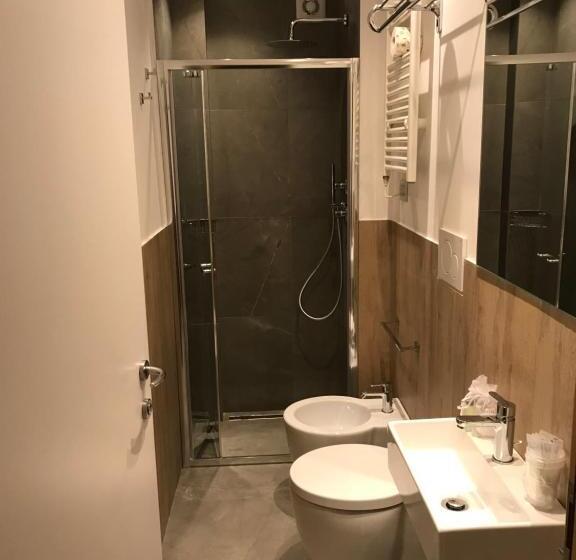 חדר סטנדרט לארבעה, Ricchi