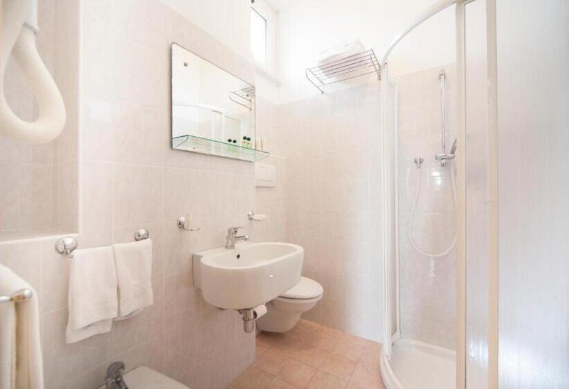 חדר אקונומי לארבעה, Ricchi