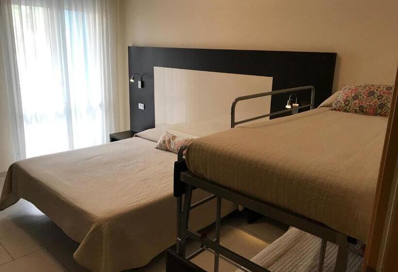 חדר אקונומי לארבעה, Ricchi