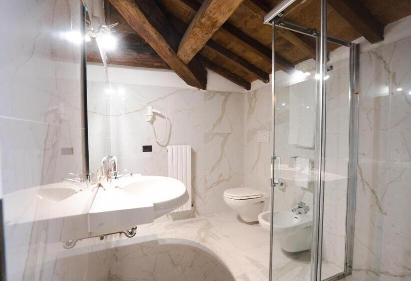 اتاق اکونومی, Rechigi Park