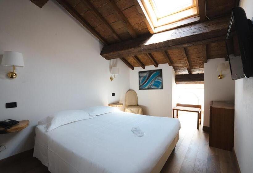 اتاق اکونومی, Rechigi Park