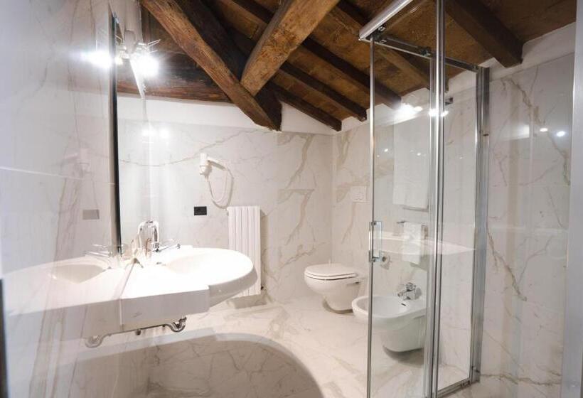 اتاق اکونومی, Rechigi Park