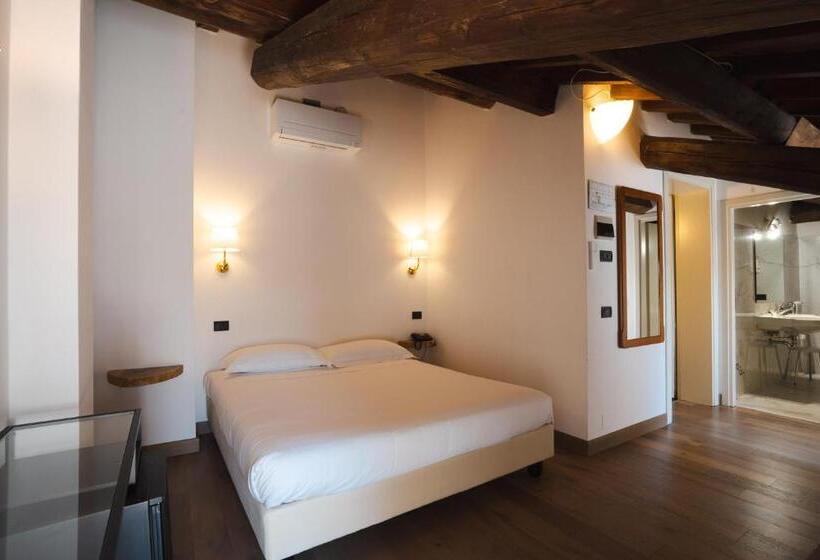 اتاق اکونومی, Rechigi Park