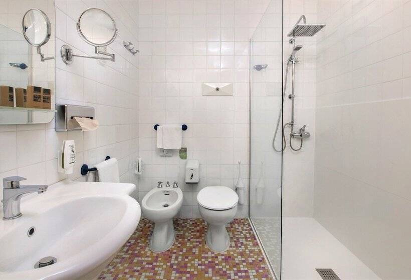 غرفة سوبيريور, Santoli