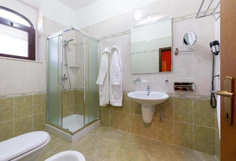 חדר סטנדרט לשלושה, Leone De Castris Wine