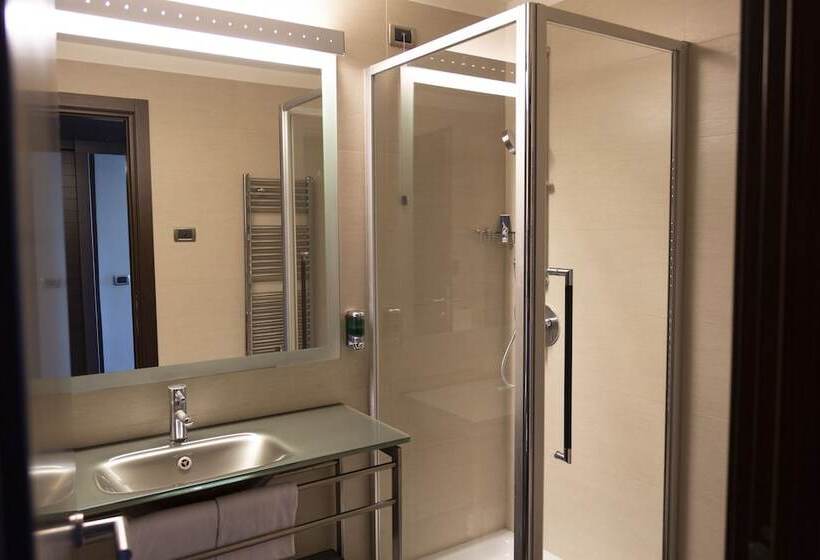 חדר סטנדרט לשלושה, Selene Pomezia