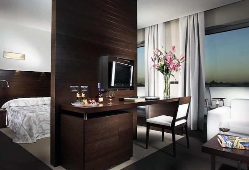 חדר סטנדרט לשלושה, Selene Pomezia